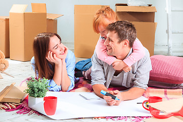 Image showing The happy family  during repair and relocation