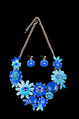 Image showing metal feminine necklace. in the form of flowers