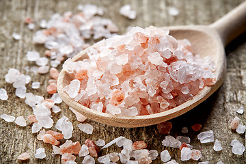 Image showing spoon of pink himalayan salt