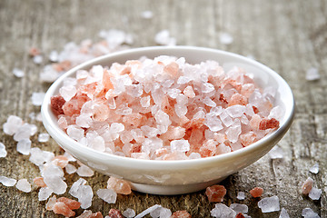 Image showing bowl of pink himalayan salt