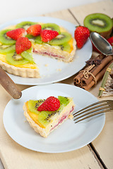 Image showing kiwi and strawberry pie tart 