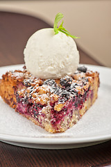 Image showing Crumble pie with black currants 