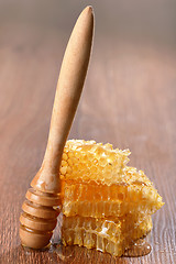 Image showing honeycombs and drizzler 