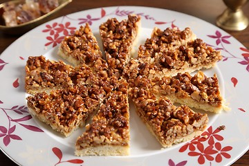 Image showing Cake with caramelized walnuts.