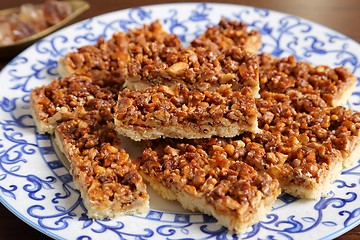 Image showing Cake with caramelized walnuts.