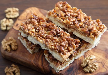 Image showing Cake with caramelized walnuts.