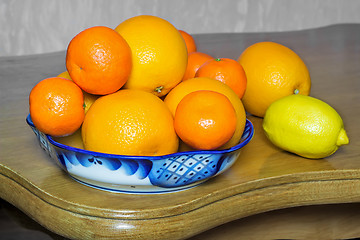 Image showing Oranges and tangerines in a beautiful ceramic vase.