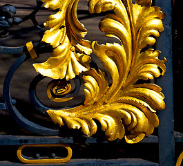 Image showing in london england the old metal gate  royal palace