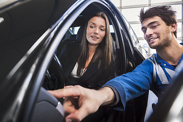 Image showing Mechanic points out to customer what is fixed