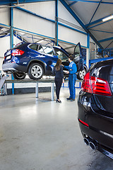 Image showing mechanic and customer in garage