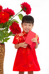 Image showing Chinese little girl holding red envelope