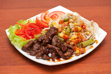 Image showing chinese noodles with roasted meat and vegetables