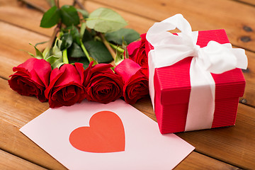 Image showing close up of gift box, red roses and greeting card