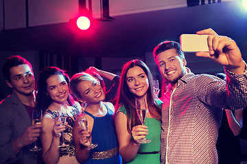 Image showing friends with glasses and smartphone in club