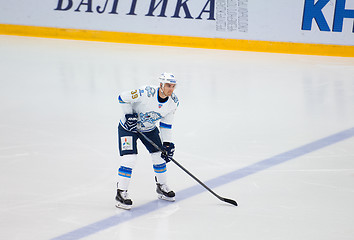 Image showing M. Lundin (39) wait on face-off
