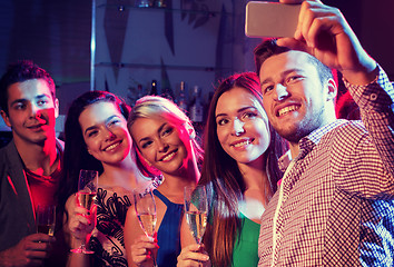 Image showing friends with glasses and smartphone in club