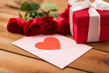 Image showing close up of gift box, red roses and greeting card