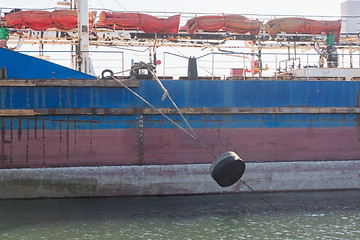 Image showing The mooring rope with a cargo vessel loaded