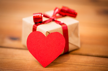 Image showing close up of gift box and heart shaped note on wood