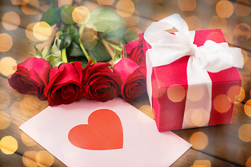 Image showing close up of gift box, red roses and greeting card