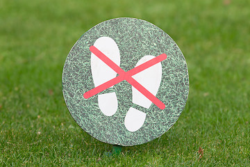 Image showing Do not step on grass sign
