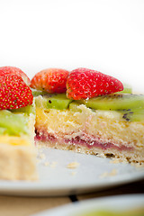 Image showing kiwi and strawberry pie tart 