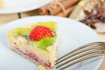 Image showing kiwi and strawberry pie tart 