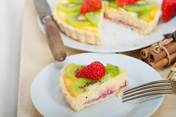 Image showing kiwi and strawberry pie tart 