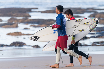 Image showing O\'neill Massin (PYF) in blue and Mateia Hiquily (PYF) in red