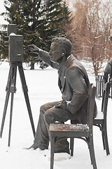 Image showing The bronze figure of a man and two bronze chair