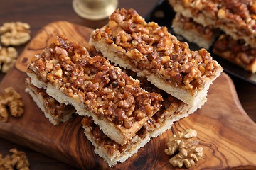 Image showing Cake with caramelized walnuts.