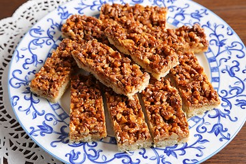 Image showing Cake with caramelized walnuts.