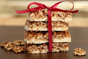 Image showing Cakes with caramelized walnuts.