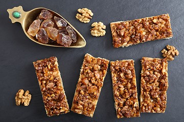 Image showing Cake with caramelized walnuts.