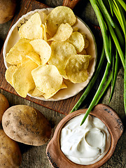 Image showing Potato chips on ceramic plate