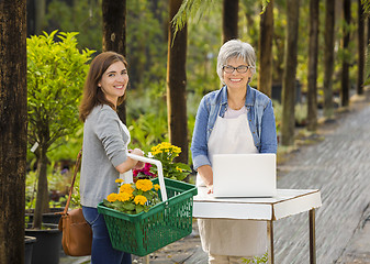 Image showing Worker and customer in a green house