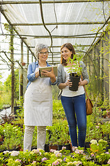 Image showing Worker and customer in a green house