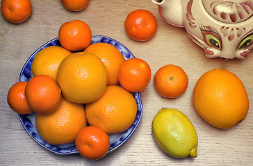 Image showing Oranges and tangerines in a beautiful ceramic vase.