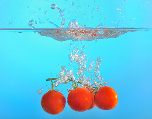 Image showing red tomatoes dropped into water