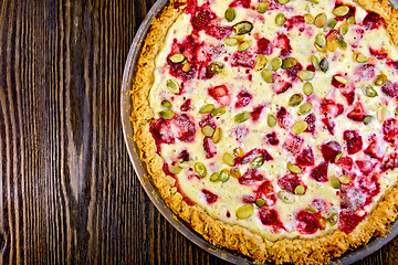 Image showing Pie strawberry-rhubarb in glass pan on board top