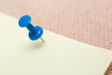 Image showing Adhesive note and blue pushpin