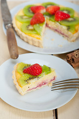 Image showing kiwi and strawberry pie tart 
