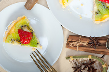 Image showing kiwi and strawberry pie tart 