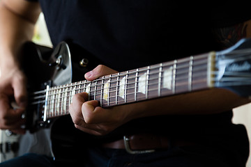Image showing Man playing on guitar