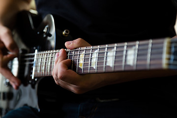 Image showing Man playing on guitar