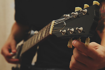 Image showing Man playing on guitar