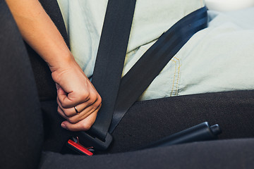 Image showing Pregnant woman wear safety belt