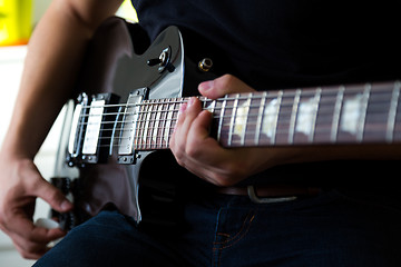 Image showing Man playing on guitar