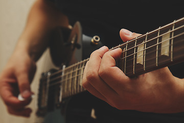 Image showing Man playing on guitar