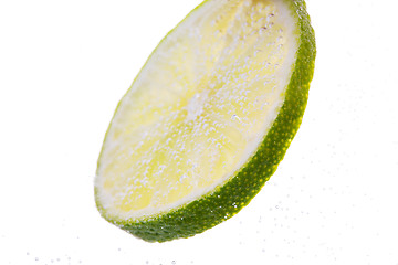 Image showing lime slice falling or dipping in water 